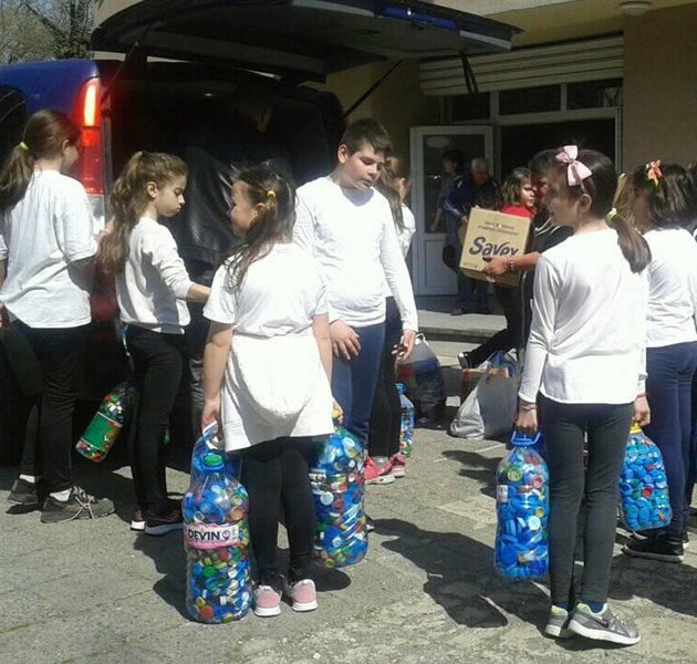 Стотици капачки, които децата събирали у дома, бяха транспортирани днес с помощта на полицията в УМБАЛ Бургас.