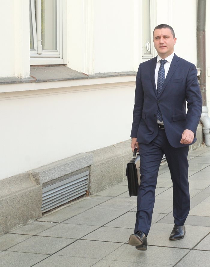 От министерството на Владислав Горанов съобщиха, че за първи път са продали нов дълг с отрицателна лихва.