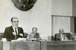 Петър Младенов на трибуната на 10 ноември 1989 г., крайният вляво е сваленият от власт Тодор Живков