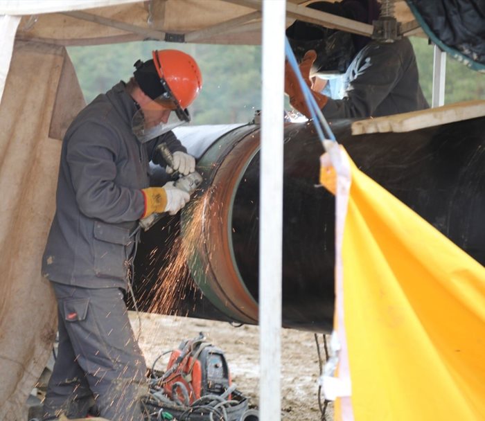 Работници заваряват тръби по трасето на интерконектора с Гърция.
