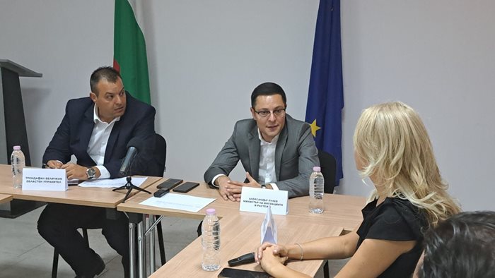 Според министър Пулев (вдясно) българските компании ще могат да получат между 3000 и 20 000 лв. по новата програма.
