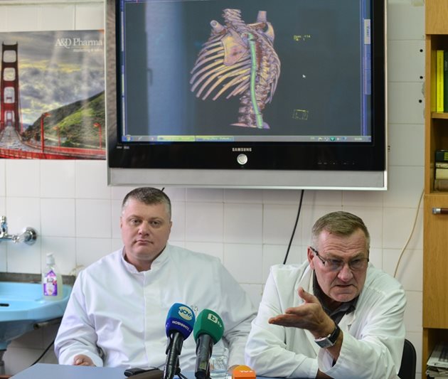 Проф. Дребов (вдясно) и д-р Кацаров илюстрират захващането на импланта. За достъпност шефът на детската хирургия го сравни с крик.