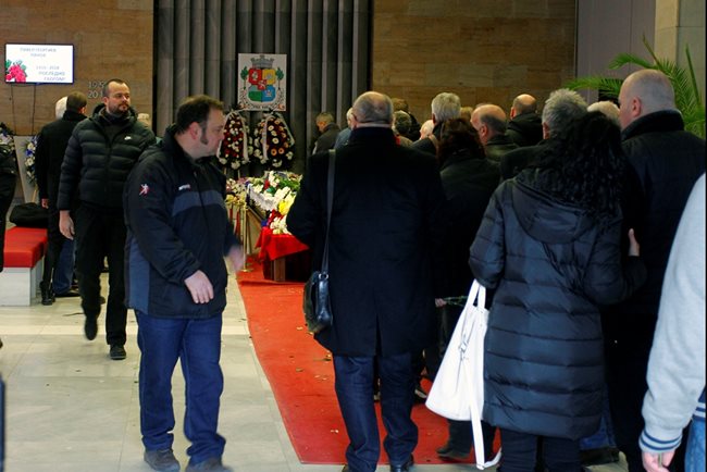 Стотици си взеха сбогом с големия Павел Панов