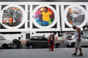 Улиците на Сао Паулу са затрупани с плакати на любимия син на града.