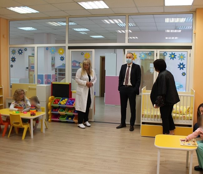 Министър Красимир Вълчев посети в първия и? работен ден след извънредното положение частната детска градина “Доверие” в София.