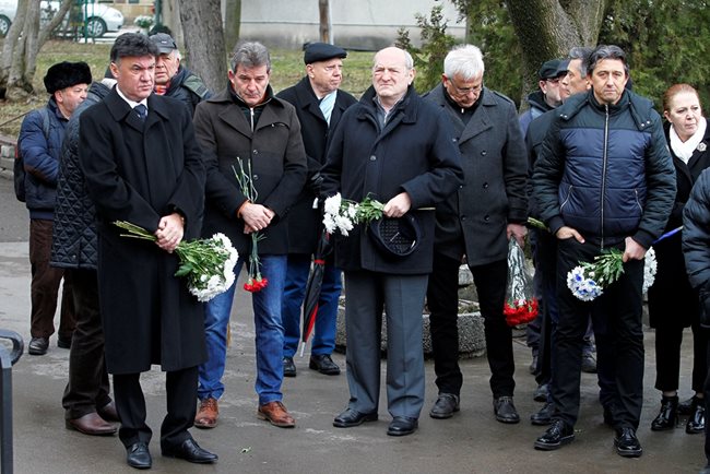 Боби Михайлов (вляво), Емо Костадинов, Мишо Касабов, Любе Спасов и Дани Боримиров отдадоха последна почит на Павката