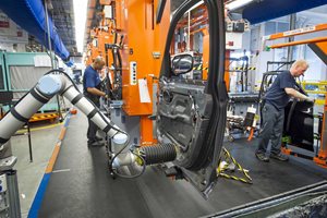 В заводите на BMW е пълно с модерни роботи, които помагат на работниците, но скоро могат да ги изместят. Снимки: производителите