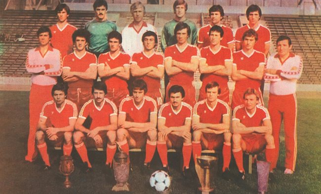 Безински (най-горе, първият вляво) е част от славния ЦСКА през сезон 1981/82