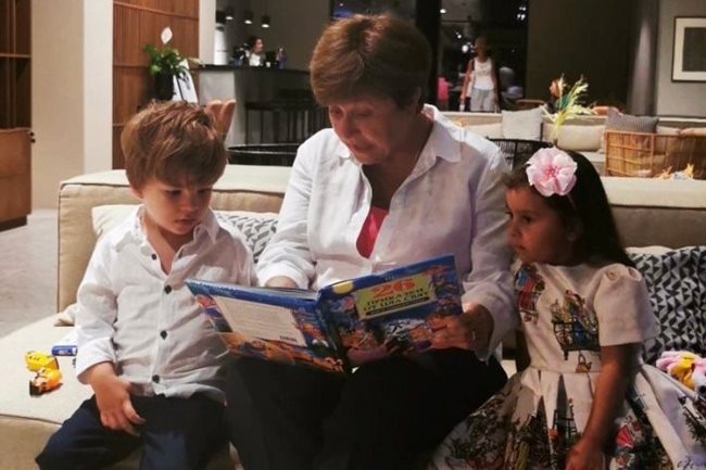 Шефката на МВФ Кристалина Георгиева чете приказка на внуците си.