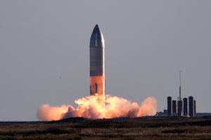 Ракетата “Старшип” по време на един от тестовите полети миналата година.
СНИМКА: РОЙТЕРС