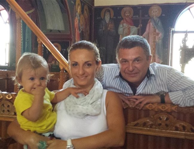 Малкият Боян с майка си Ивета и баща си по време на кръщенето му, което родителите му направиха в Гърция

СНИМКИ: АРХИВ