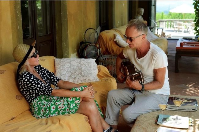 72-годишният Стинг свири за жена си Труди. СНИМКА: Инстаграм Труди Стайлър