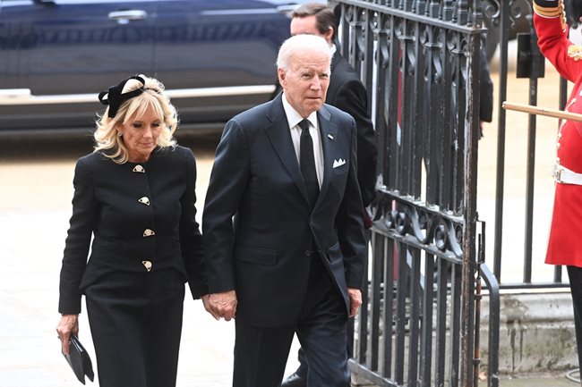 Президентът на САЩ Джо Байдън и първата дама Джил също бяха на траурната церемония.