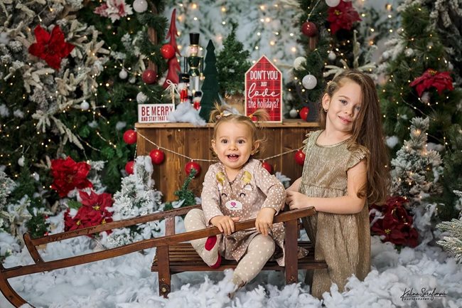 Валентин Маринов  ни изпраща снимка на прекрасните си внучки - Александра на 4 г. и  Михаела на  1 г. и 3 м. И двете са получили много хубави и интересни подаръци от Дядо Коледа.