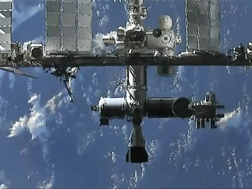 Корабът "Дракон" с четирима астронавти се отдели от МКС