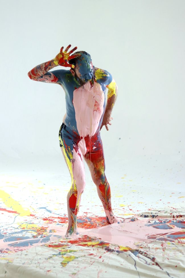 Димитър Маринов в ролята на български художник, който рисува с голото си тяло.