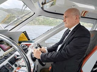 Главчев сам управлява катера с делегацията ни в Света Гора