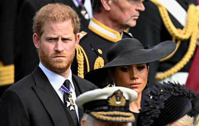 Принц Хари и съпругата му Меган Маркъл, която плаче по време на изпращането на британската кралица.