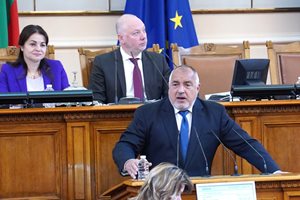 Депутатът Бойко се залага на гол линията като футболиста Борисов