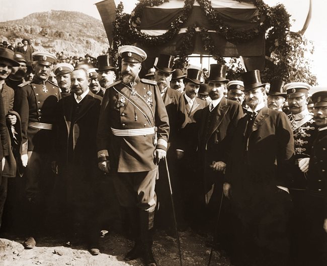 Княз Фердинанд и правителството на Александър Малинов при обявяване на Независимостта, 1908 г.