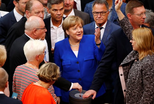 Канцлерът Ангела Меркел гласува против еднополовите бракове  СНИМКИ : Ройтерс