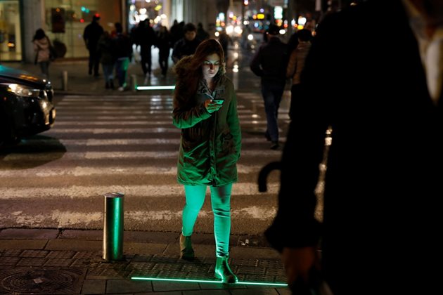 В Тел Авив светещи ленти сигнализират на телефонните зомбита кога да преминат по пешеходна пътека.