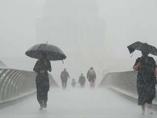 Библейска буря удави Лондон по средата на най-голямата суша - евакуират центъра