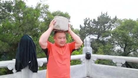 Китаец отслабна с 30 кг чрез камък върху главата