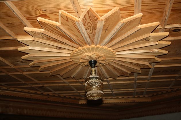 На 98 години дядото с помощта на сина си и зетя направил дървен таван с резби на цял етаж от къща в Могилица.