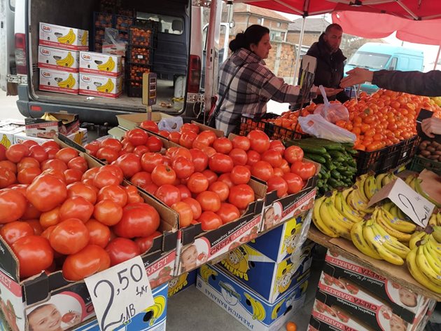 Сергии с плодове и зеленчуци на пазара в Секирово.
