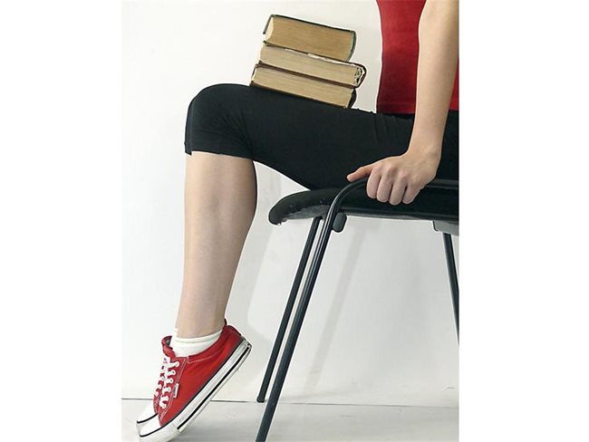 Упражнение 7

Седнете на стол. Сложете върху коленете си книги. Тежестта им определете сами, в зависимост от това колко искате да натоварите прасците. Повдигнете краката на пръсти, след това бавно отпуснете пети на пода. Повтаряйте упражнението 7-8 минути. Може да го изпълнявате и на работното си място.

