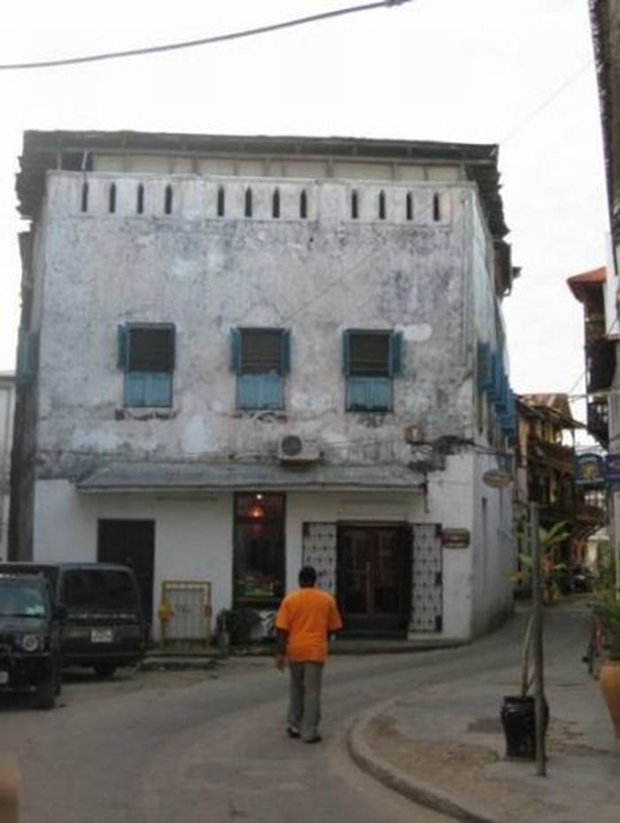 Родната къща на Фреди Меркюри в Занзибар. На този митичен остров големият музикант е прекарал първите 6 години от живота си. 
СНИМКА: “24 ЧАСА”