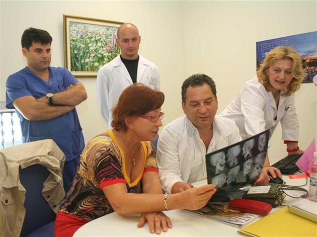 Д-р Дарина Кръстинова, д-р Радослав Славчев (до нея) и останалите от екипа на отделението по лицево-челюстна и пластична хирургия в "Токуда" обсъждат изследвания.