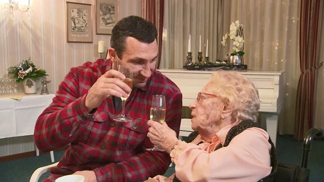 Кличко вдига наздравица със 110-годишната си фенка.