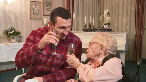 Кличко се срещна с фенка на 110 години