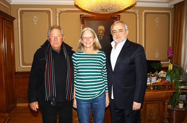 Американският драматург заедно със съпругата си Джилиан и директора на Народния театър Мариус Донкин