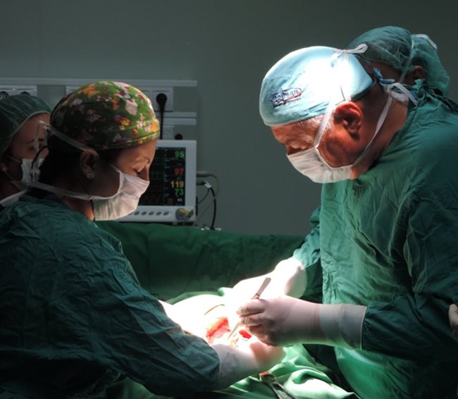 Доц. Василев (вдясно) и д-р Узунова, проследила бременността на 28-годишната пациентка по време на оперативното раждане