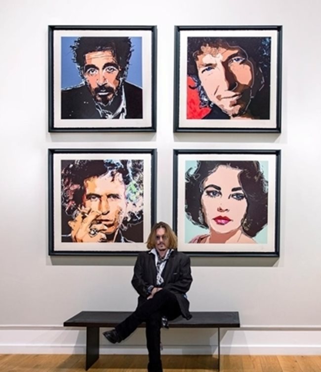 Джони Деп с картините си СНИМКА: Инстаграм/johnnydepp