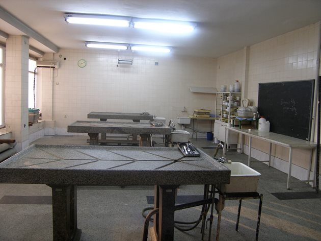 Залата за аутопсии в съдебната медицина в София