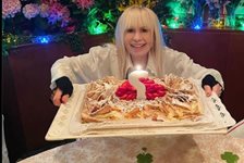 Лили Иванова отпразнува рождения си ден с огромна торта