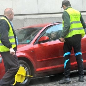 Слагат скоба на автомобила на Плевнелиева (снимки)