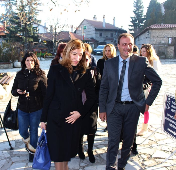 Кметът на Банско Георги Икономов посреща министър Николина Ангелкова. Те разговаряха за подготовата на курорта за сезона.