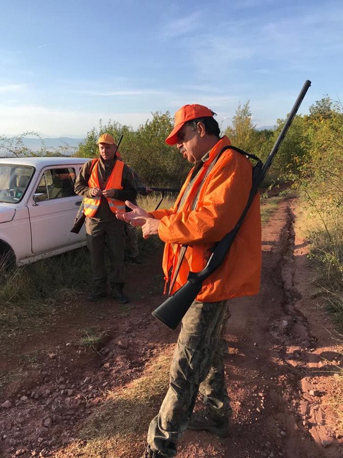Иван Попов, който е ръководител на лова, подчерта, че безопасността в ловния ден е най-важна.


