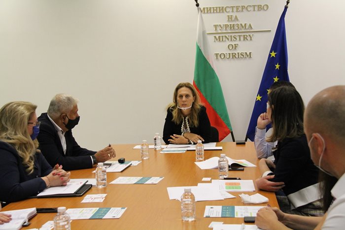 Николова на срещата с представителите на Асоциацията на операторите на ваучери за храна в България. Снимки министерство на икономиката