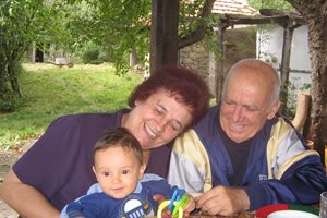Марко Семов и съпругата му се радват на внука 
си Марко.