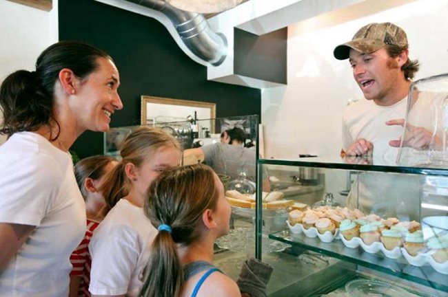 Арми Хамър разговаря с клиенти на откриването на пекарната му в Сан Антонио, Тексас. Десерти там приготвя и съпругата му - моделът и телевизионна журналистка Елизабет Чембърс.