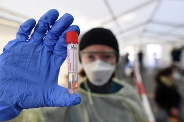 През последните 24 часа в Гърция са потвърдени 77 нови случая на заразени с коронавирус и 2 нови смъртни случая СНИМКА: Ройтерс