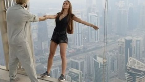 Манекенка полетя от небостъргач в Дубай (снимки + видео)