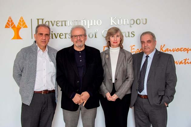 Директорът на института д-р Дора Химониду с част от научния екип на проекта ДЧерно златоФ за възраждане на рожкова в Кипър, който се реализира съвместно от Университета на Кипър и Института за селскостопански изследвания.