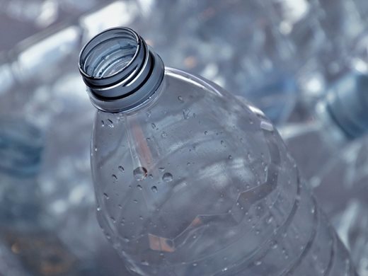 Учени превръщат пластмасови бутилки в ценни суровини